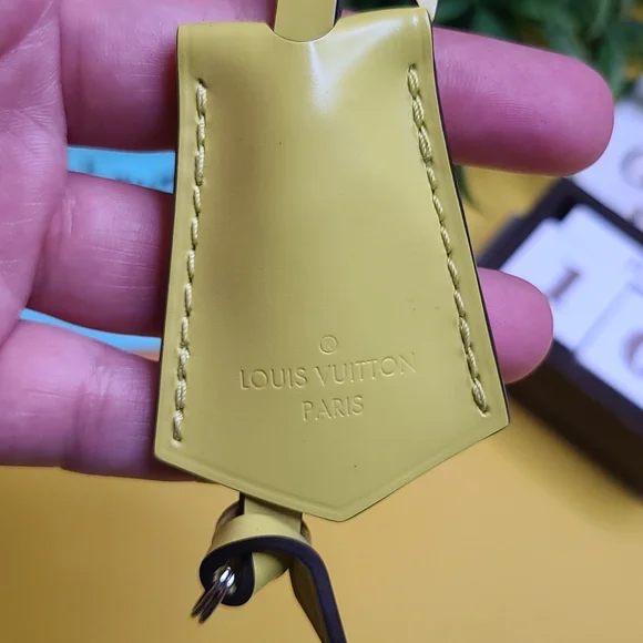 GREAT CONDITION LOUIS VUITTON LV PISTACHE YELLOW GREEN LIME LEATHER CLOCHETTE KE - Picture 3 of 10